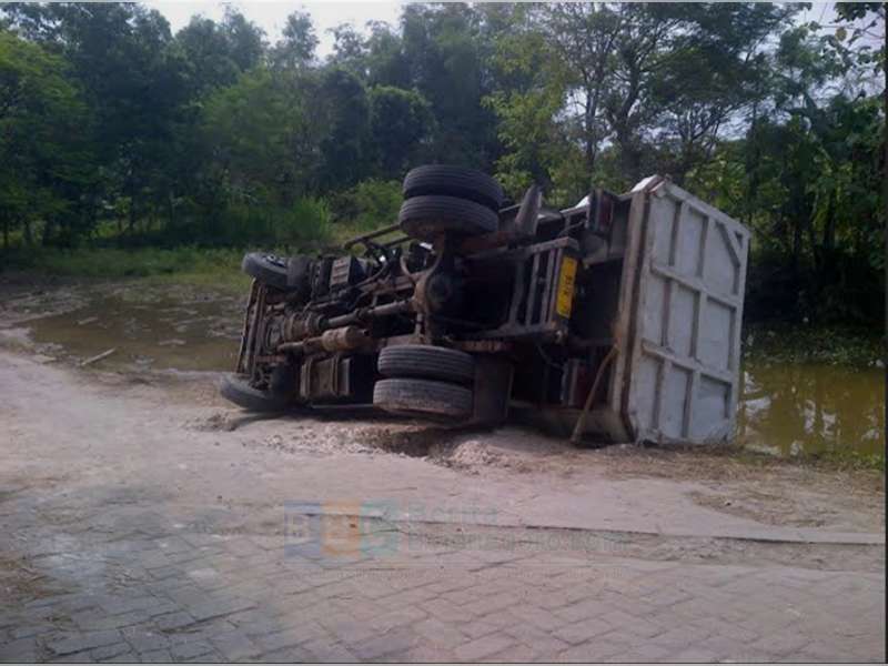 Truk Terguling di Dekat Bendung Gerak