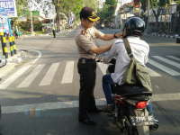 Kapolres Klik-kan Tali Helm Pengendara