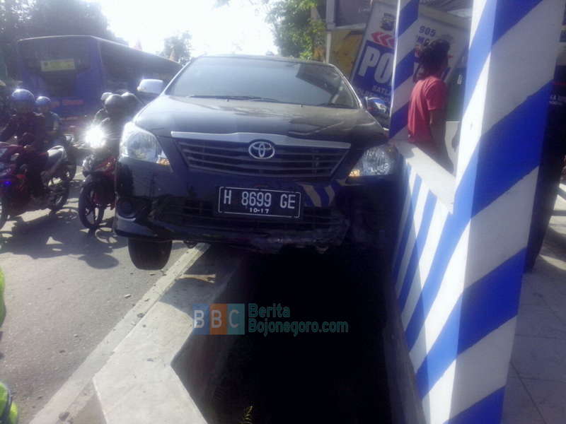 Akibat Sopir Mengantuk, Kijang Innova Nangkring di Pos Polisi Kapas