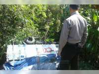 Truk Bermuatan Air Mineral Jatuh ke Jurang Temayang