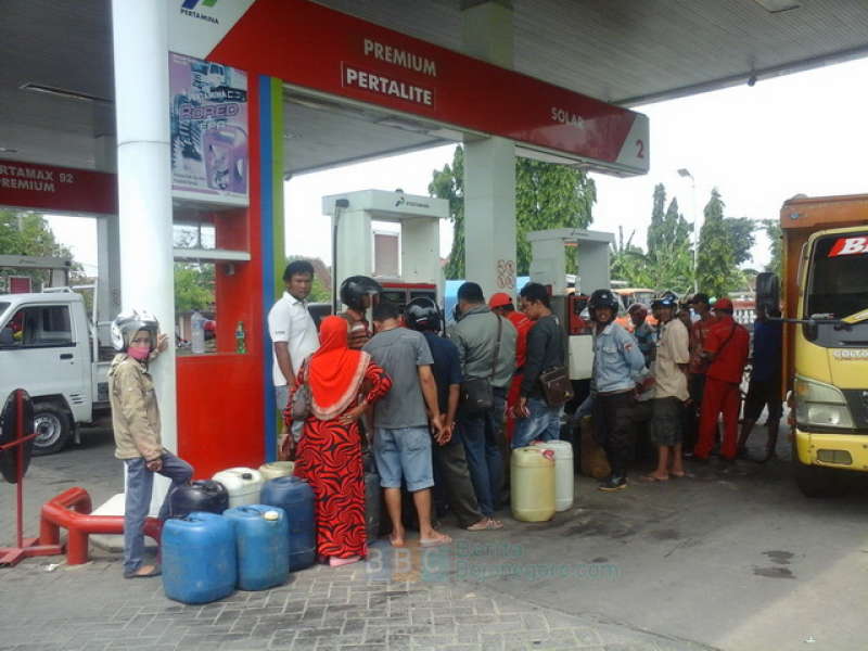 Pertamina Larang Pembeli Premium Gunakan Jerigen