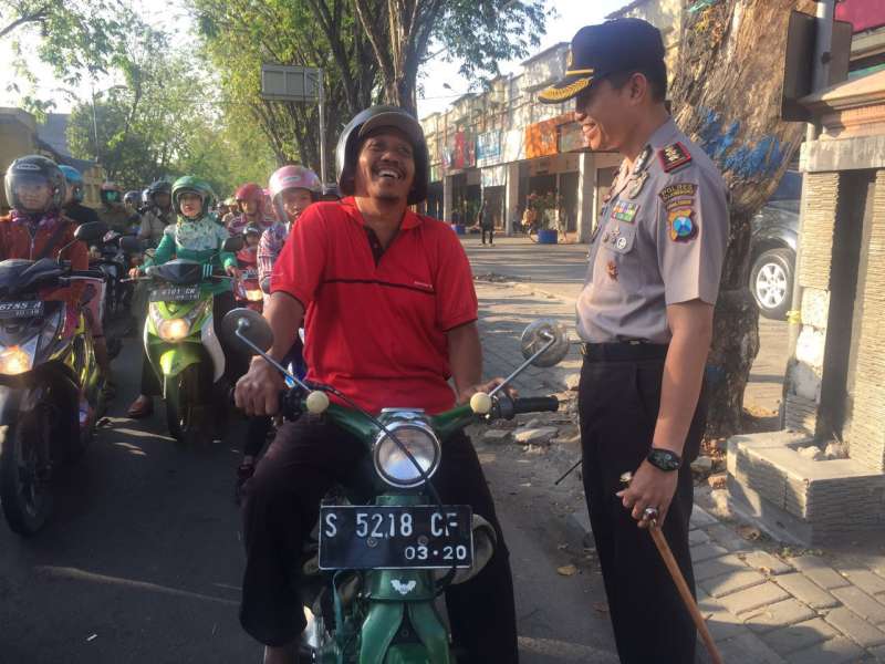 Orang Ini Tak Sungkan Terbahak-bahak di Depan Kapolres