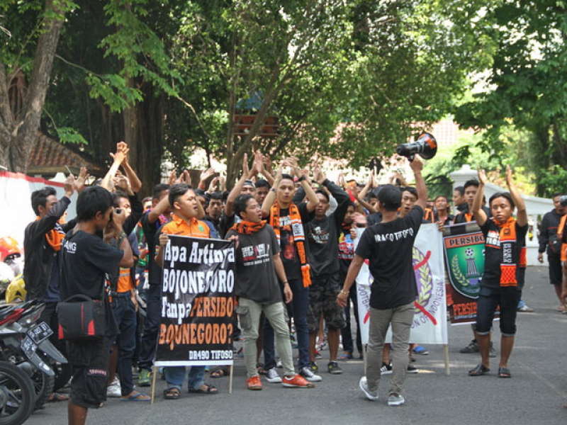 Malam Ini 20 Curva Nordh dan 300 Bonek Berangkat Ke Jakarta