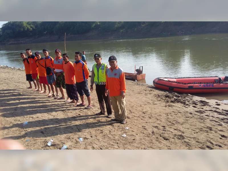 Tim SAR BPBD Bojonegoro Terus Mencari Korban Tenggelam di Bengawan