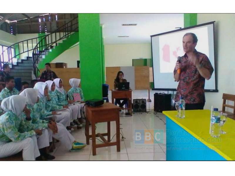 Paul Kent Ajak Siswa SMK Negeri 5 Berbahasa Inggris