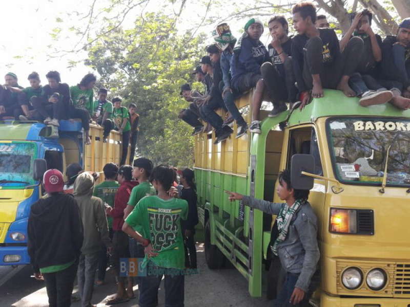 Ratusan Bonek Pulang Naik Truk dan Dikawal Polisi Secara Estafet