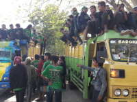 Ratusan Bonek Pulang Naik Truk dan Dikawal Polisi Secara Estafet