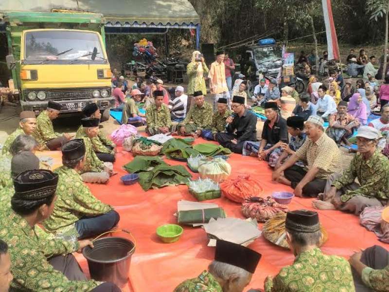 Sedekah Bumi, Masyarakat Cendono Bawa Tumpeng ke Sendang Pura