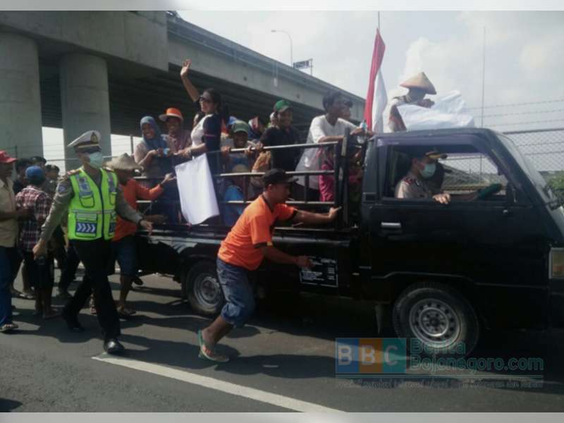 Wakapolres dan Kasatlantas Bojonegoro Bantu Jalankan Mobil Mogok Para Pendemo