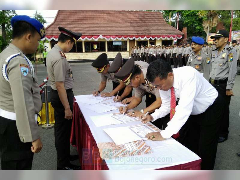Pejabat Utama Polres Bojonegoro Tandatangani Pakta Integritas