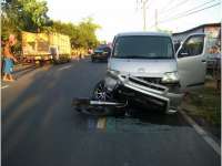 Ugal-Ugalan Naik Motor, Pelajar Ditabrak Grand Max