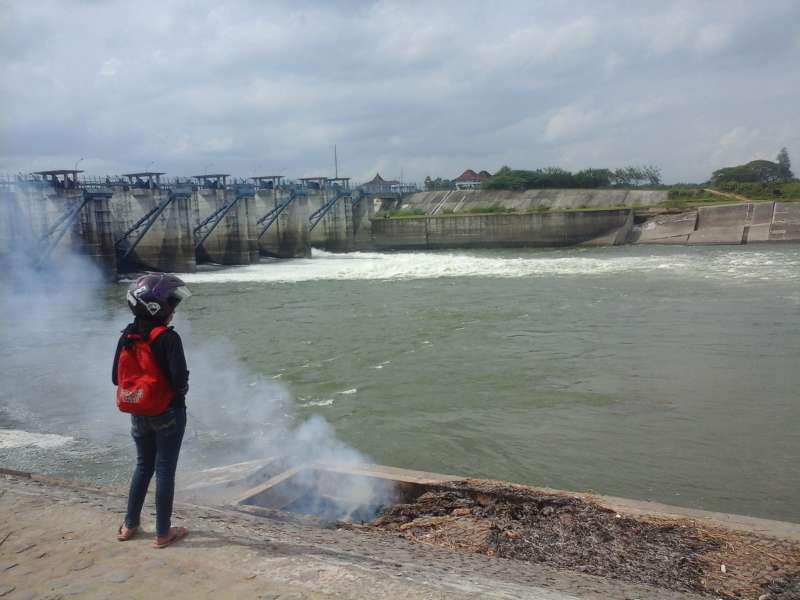 Plengsengan Bendung Gerak Ambrol Mulai Diperbaiki