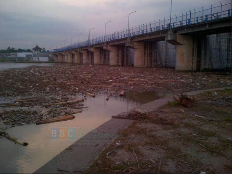 Lagi, Sampah Menumpuk di Pintu Bendung Gerak