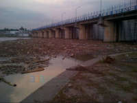 Lagi, Sampah Menumpuk di Pintu Bendung Gerak