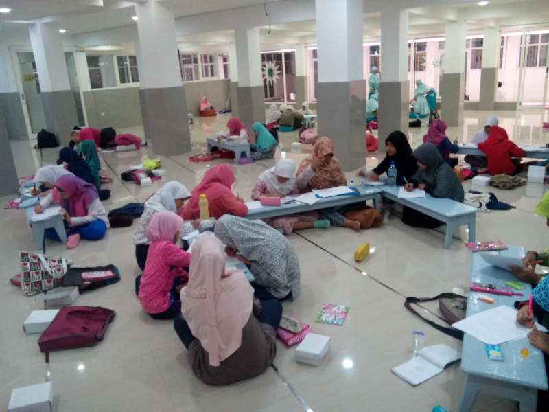 Siswa SD Muhammadiyah 2 Bojonegoro Ikuti Lomba Menulis Mizan