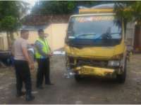 Kurang Hati-Hati, Dump Truk Tabrak Truk Fuso di Baureno