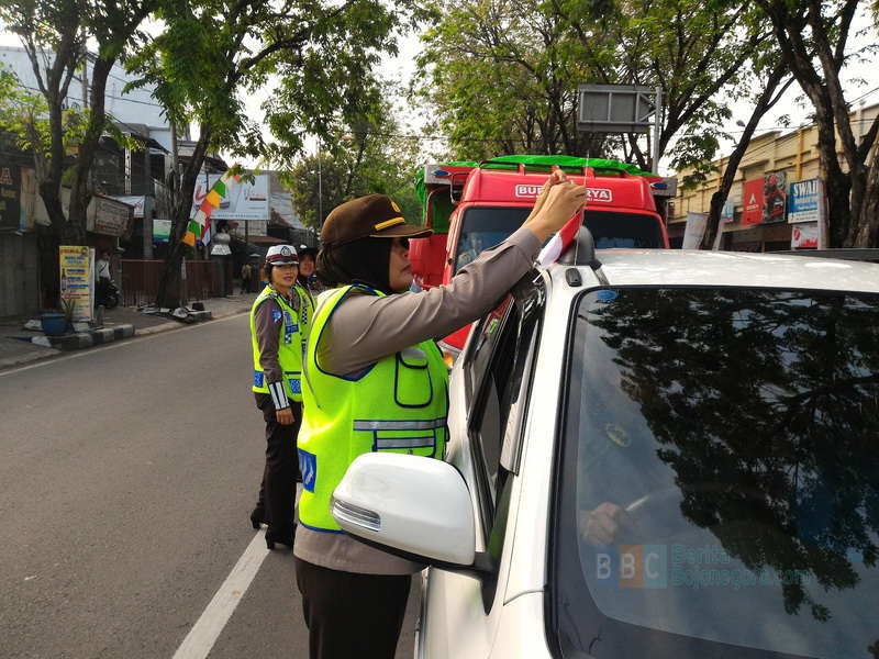 Polwan Bojonegoro Turun Jalan Bagikan Bendera Merah Putih