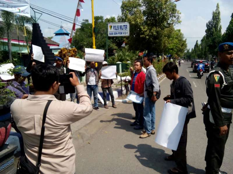 Puluhan Jurnalis Datangi Kantor Polisi Militer