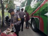 Polres Lamongan Amankan 18 Dus Arak dalam Bus Jurusan Jakarta-Bima