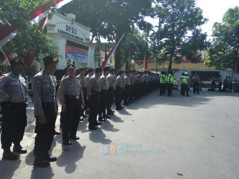 Polres Bojonegoro Gelar Apel Persiapan Pengamanan di Halaman DPRD
