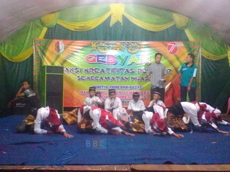 Melihat Tari Saman di Bazar Kemerdekaan Kecamatan Ngasem