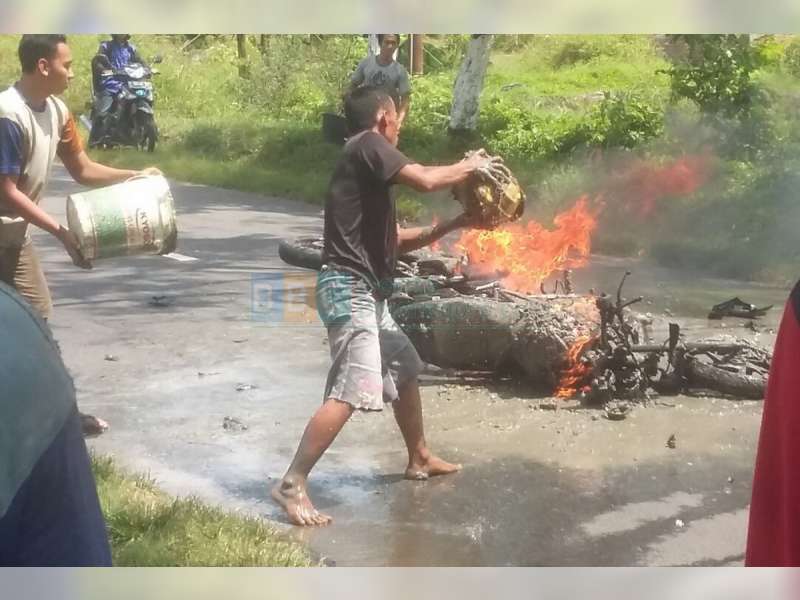 Dua Sepeda Motor Terbakar Setelah Bertabrakan di Dander