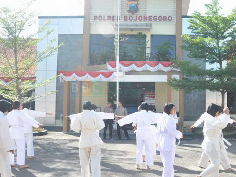 Polwan Bojonegoro Asah Kemampuan Beladiri