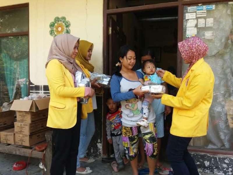 Mahasiswa KKN Unigoro Bagikan Biskuit Bergizi untuk Balita di Kecamatan Trucuk