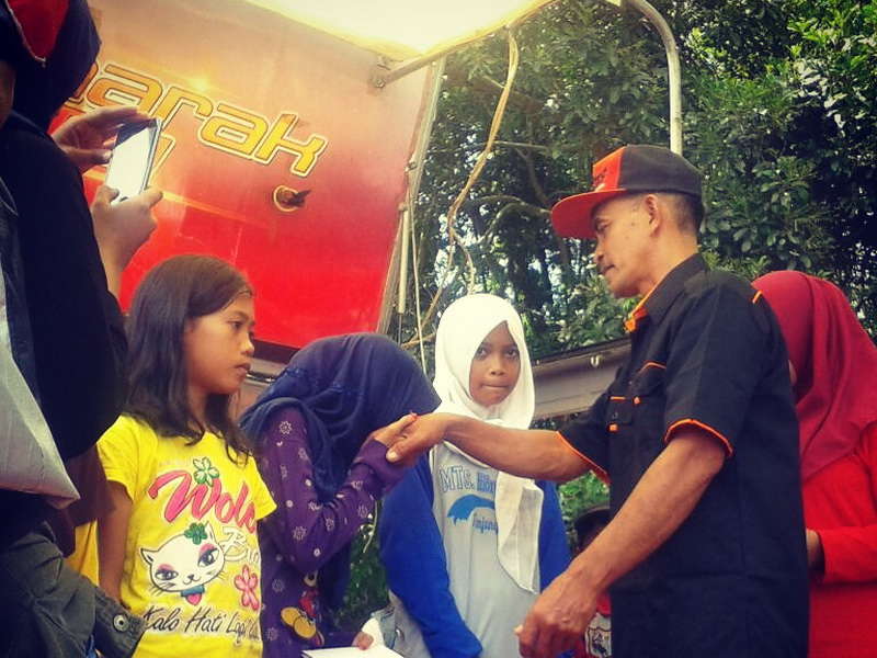 Jalan Sehat dan Bakti Sosial Semarakkan HUT RI di Kebun Salak Kapas