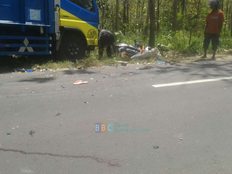 Ceroboh Saat Menyalip, Pengendara Motor Tabrak Truk di Temayang