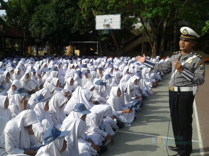 Satlantas Sosialisasikan Keselamatan Berlalu Lintas di SMAN 1 Baureno