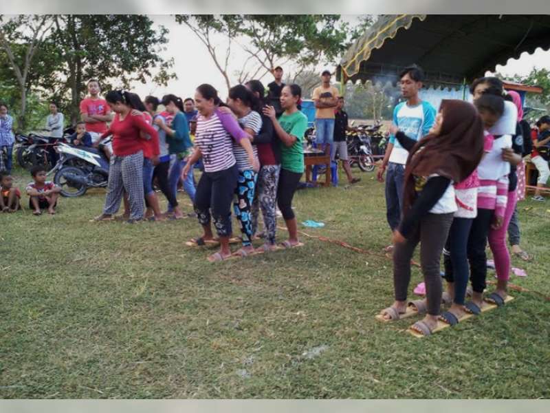 Asiknya Ibu-ibu Mojodelik Kecamatan Gayam Lomba Balap Terompah