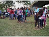 Asiknya Ibu-ibu Mojodelik Kecamatan Gayam Lomba Balap Terompah