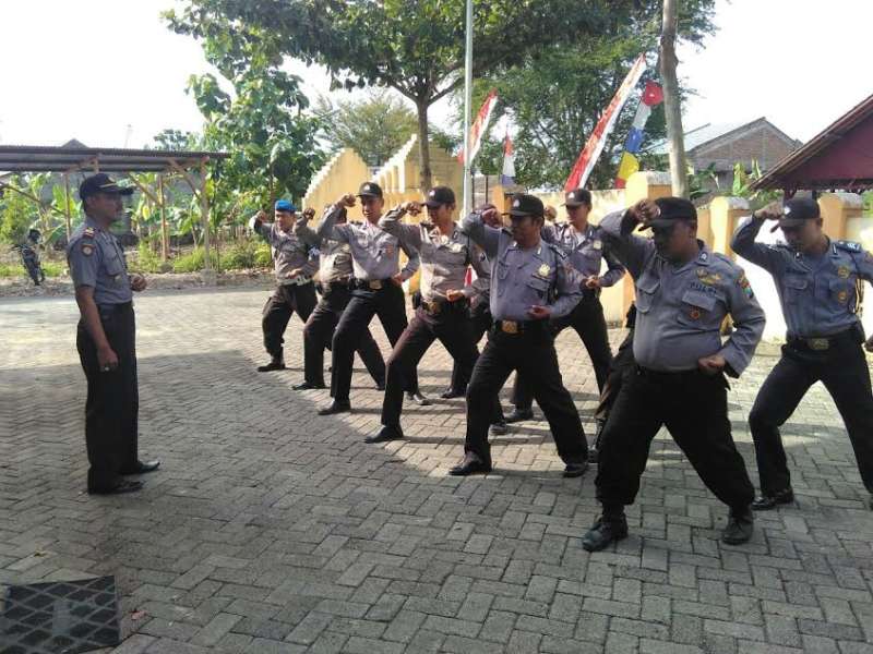 Tingkatkan Kemampuan Personel Polsek Kedewan Gelar Latihan Dasar Beladiri Polri