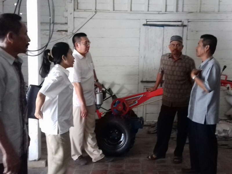 Wihadi Wiyanto Serahkan Bantuan Hand Traktor