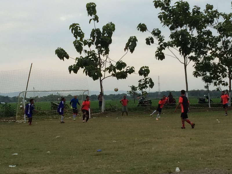 Tim EMCL Lakoni Laga Persahabatan dengan Tim Pemdes Ngraho