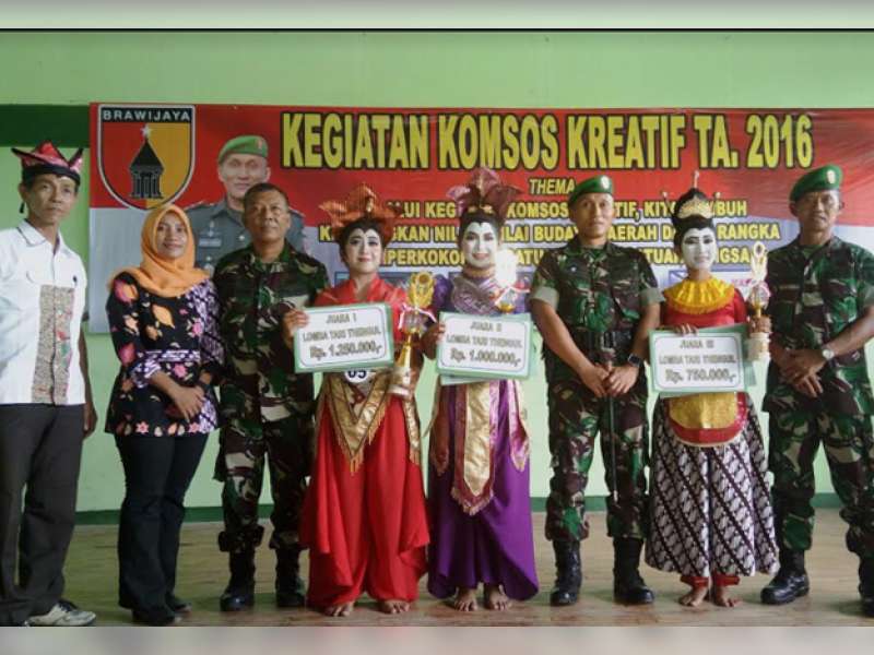 Kodim Serahkan Piala Pemenang Lomba Tingkat Pelajar HUT TNI ke 71