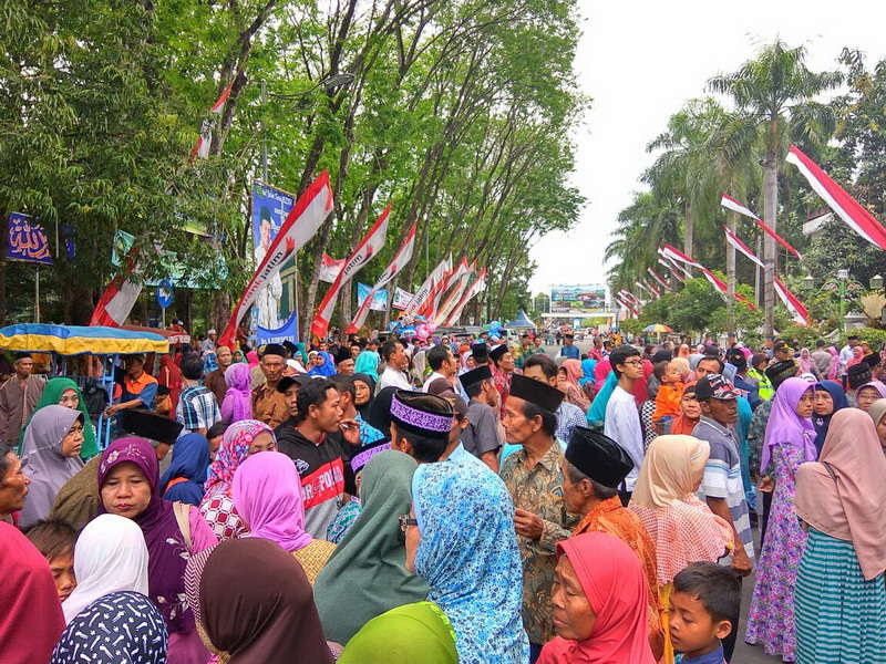 Pengantar Calon Haji Padati Alun-Alun