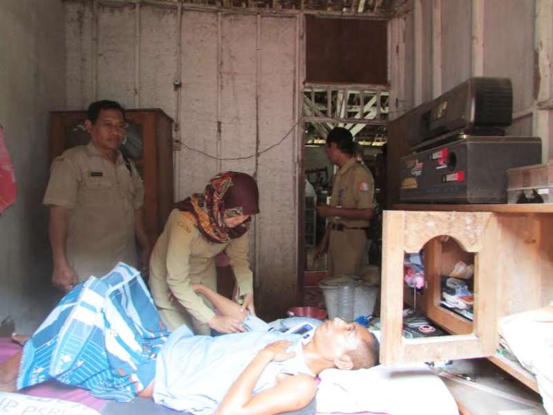 Tim Sagasih Kapas Berikan Santunan pada Keluarga Zaenal Arifin di Desa Kedaton