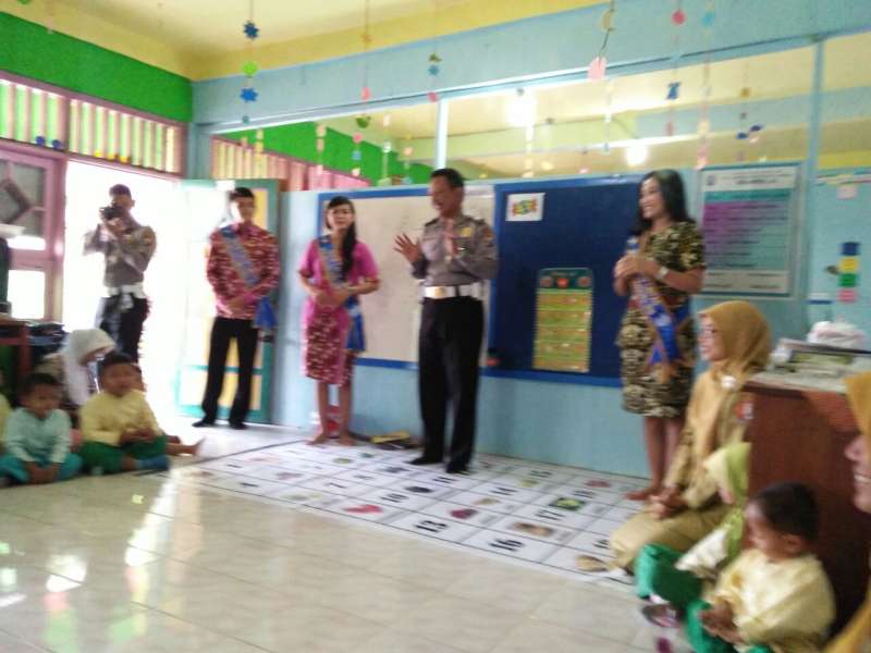 Tanamkan Pendidikan Sejak Dini, Polantas dan Duta Lantas Kunjungi Anak TK