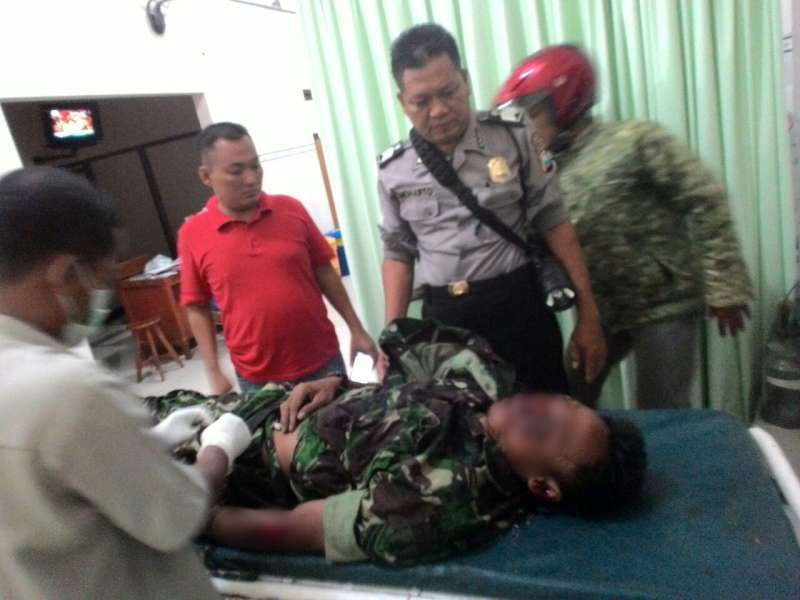 Pulang Tugas Dinas, Anggota TNI Terjatuh di Jalan Berlubang