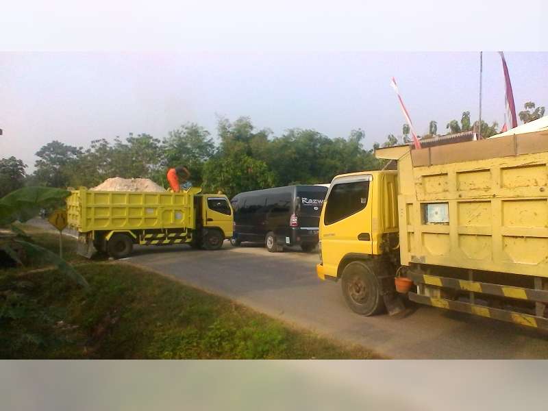 Dump Truk Melintang di Jalan Gayam