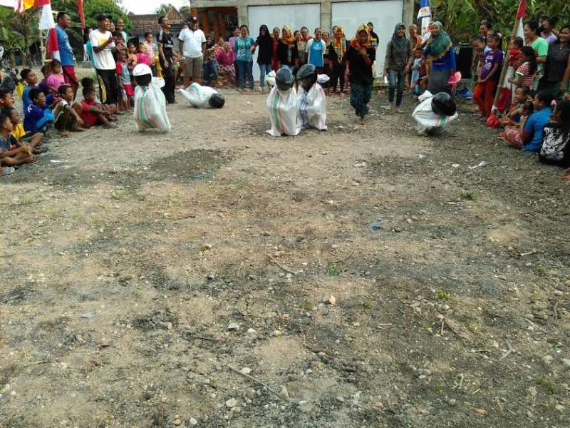 Di TBM Rasya, Lomba Balap Karung Harus Jongkok dan Berhelm