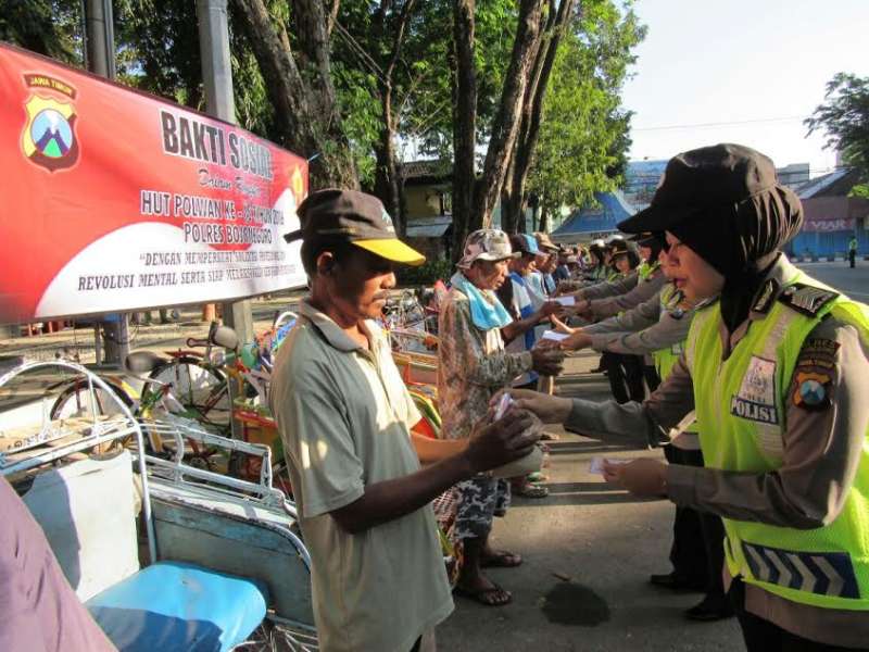 Polwan Polres Bojonegoro Bagikan Nasi Bungkus ke Tukang Becak