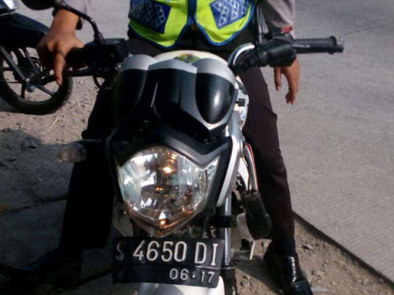 Pagi-Pagi Ngebut, Pengendara Motor Tabrak Nenek di Pasar Pungpungan