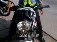 Pagi-Pagi Ngebut, Pengendara Motor Tabrak Nenek di Pasar Pungpungan