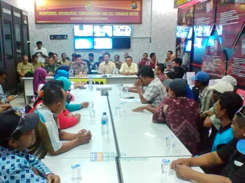 Polres Bojonegoro Fasilitasi Pertemuan Warga Mojodelik dan EMCL