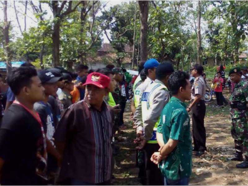 Cegah Tawuran, Kapolsek Kedewan Beri Himbauan di Panggung Hiburan Agustusan