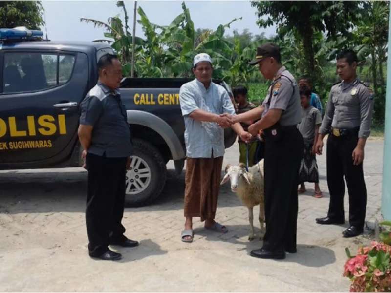 Polsek Sugihwaras Serahkan Hewan Kurban ke Ponpes Manbaul Ulum