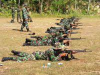 Personel Kodim 0813 Bojonegoro Latihan Menembak Senjata Ringan